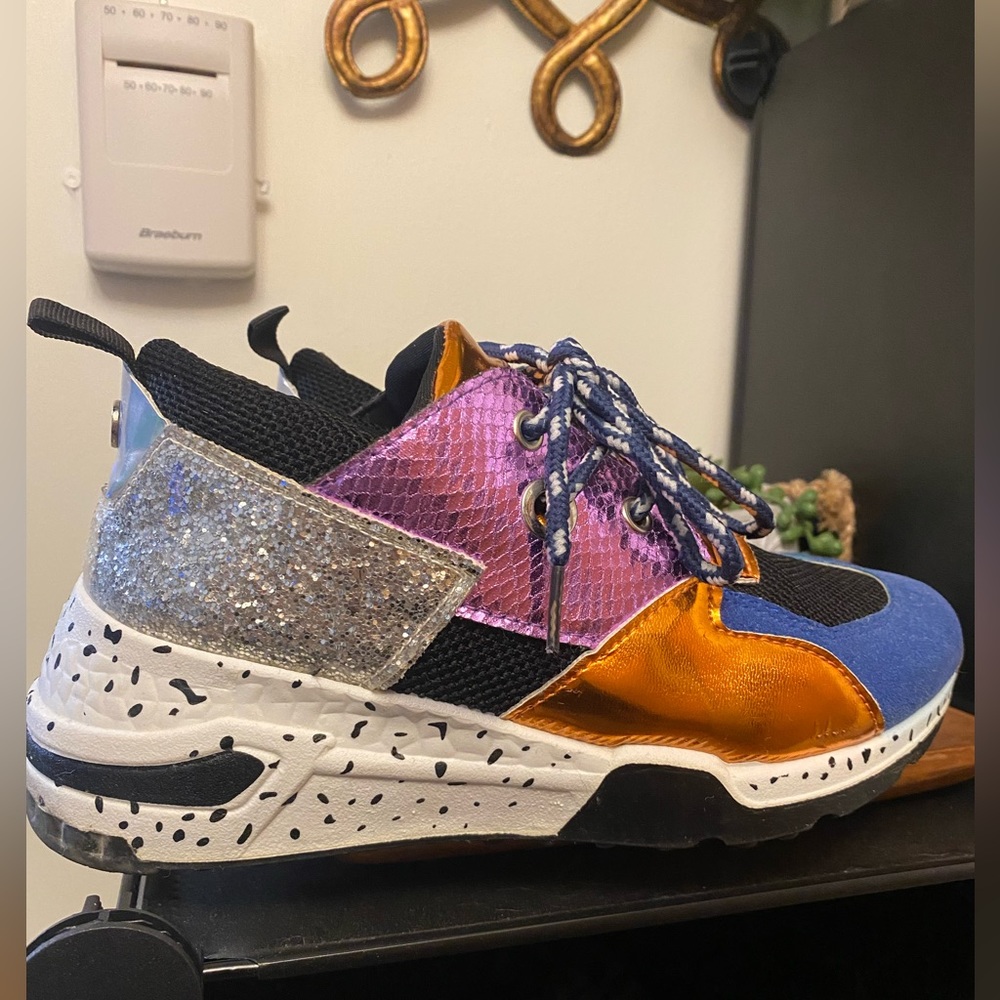Multicolor shoes size 6